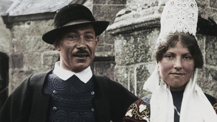 Capture d'écran d'un couple en costume traditionnel